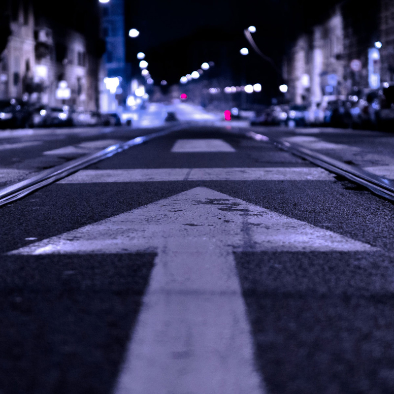 Ein Pfeil auf einer Straße bei Nacht